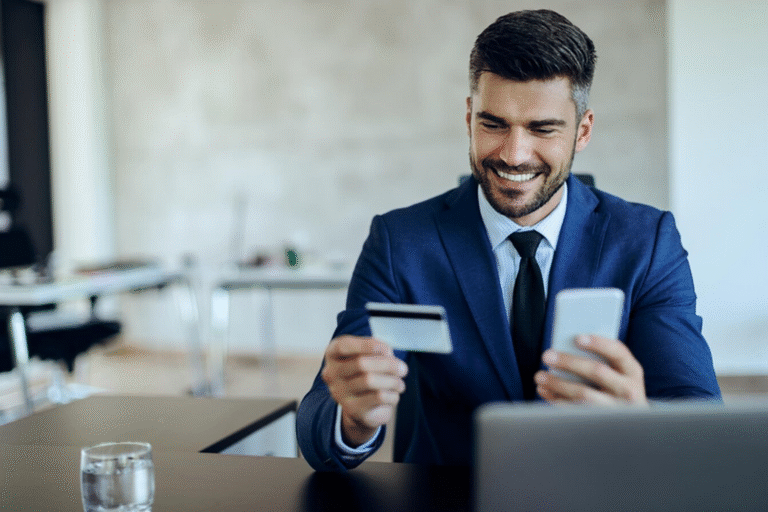 Przedsiębiorca korzystający z laptopa, szukający kredytu dla firmy online