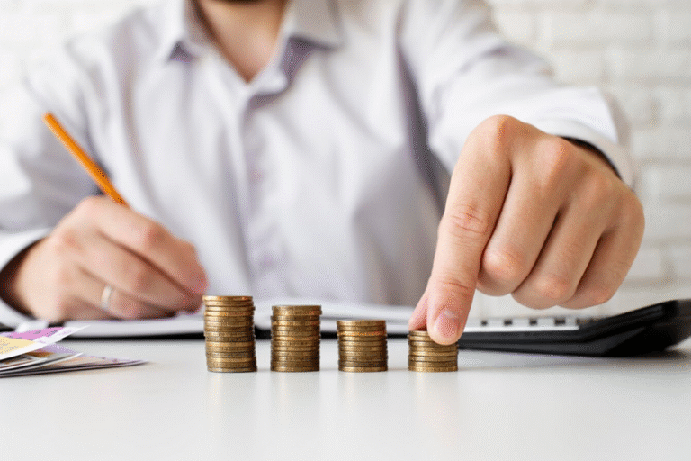 Mężczyzna analizujący finanse i planujący skorzystanie z pożyczki dla zadłużonych firm